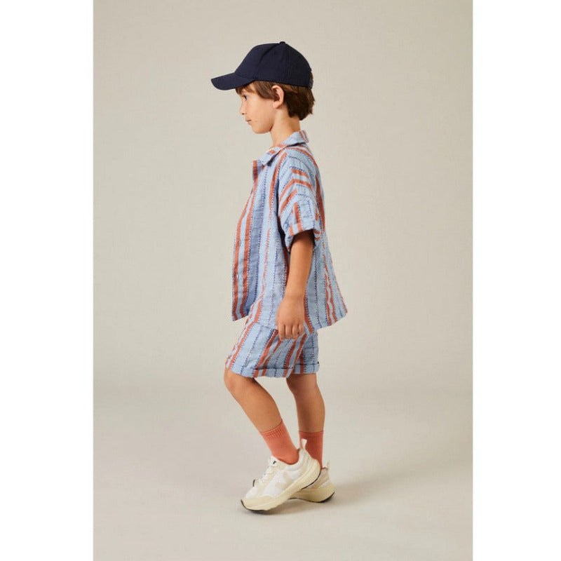 Bellissimo e leggero bermuda denim per i vostri bambini, firmato My Little Cozmo, con righe ricamate. Elastico in vita, chiusura con cordoncino, risvolti nella parte inferiore, tasche laterali diagonali. 